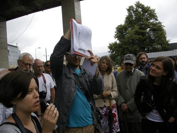 Spacer „O Grochowiakach, których już nie ma – spacer śladami historii Żydów na Grochowie”. Fot. Stowarzyszenie imienia Szymona An-skiego.